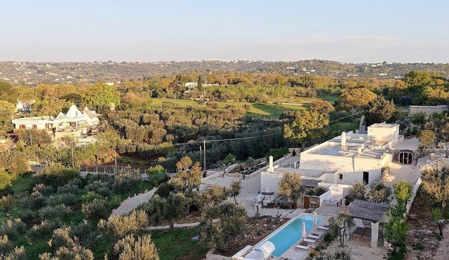 Villa Petraluce: A spacious three-story villa surrounded by olive groves, with Free WI-FI. in Ostuni