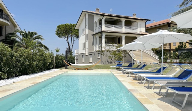 Villa Rugiada, 6 Bedrooms, 6 Baths, Pool and Jacuzzi, a few km from the sea in Monte San Giusto