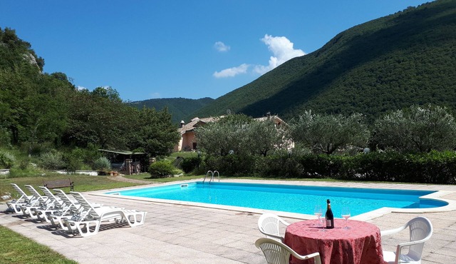 Villa Salimbeni 8 rooms, large pool, panoramic view, for 16 people in San Severino Marche