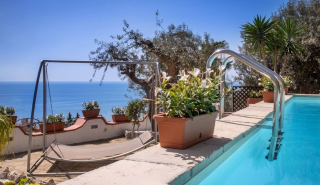 VILLA SOLANGE, PRIVATE POOL NEAR SORRENTO