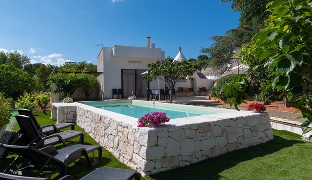 Villa 'Trulletti Gioia' with Private Pool, Wi-Fi and Air Conditioning in Ceglie Messapica