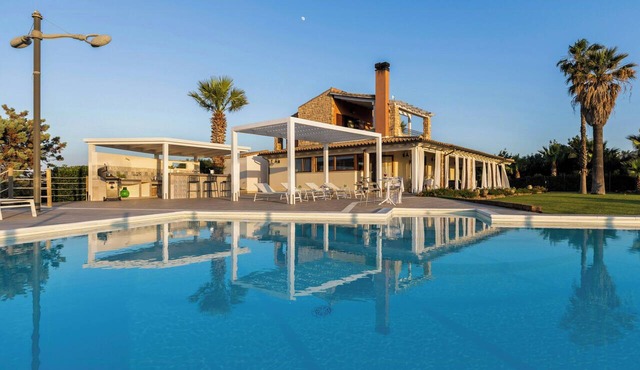 Villa with pool and game room with sea views in Paceco