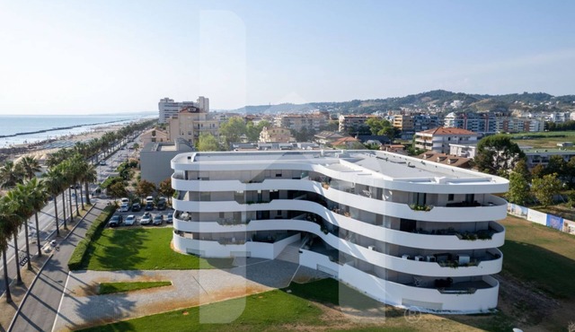 WATERFRONT, a newly built structure, was born on the main seafront of Montesilvano, a few steps from the large golden sandy beaches. The Interno 3 apartment, on the 1st floor of the residence which can also be reached by lift, is a three-room apartment w