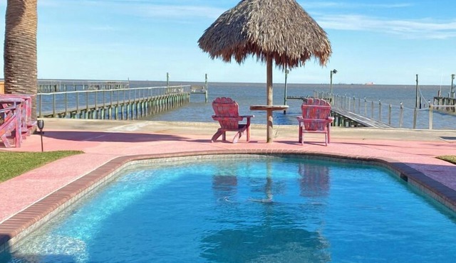 Waterfront Oasis with private pool, Hot tub and 200 ft. Lighted fishing pier in San Leon