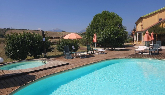 Wonderful private villa with A/C, WIFI, private pool, TV, patio and pets allowed, close to Teramo