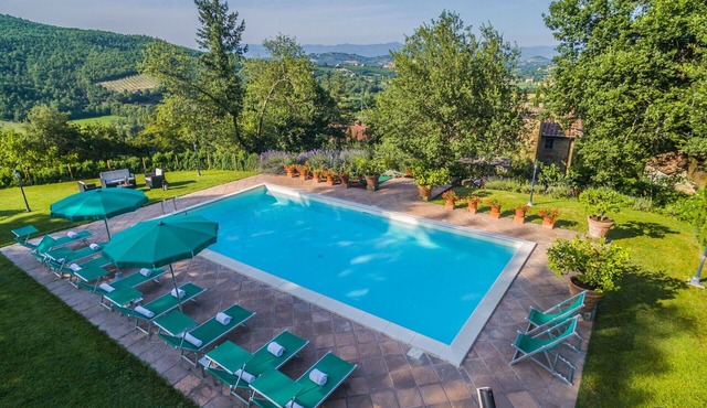 Wonderful private villa with WIFI, private pool, hot tub, A/C, TV, patio and panoramic view in Monterchi