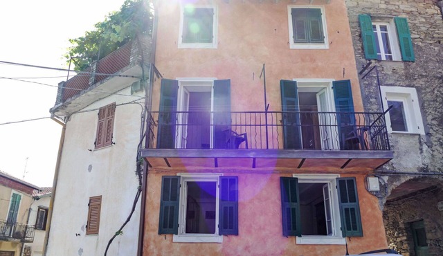 Wonderful villa for 4 people with WIFI, balcony, pets allowed and panoramic view in Borgomaro