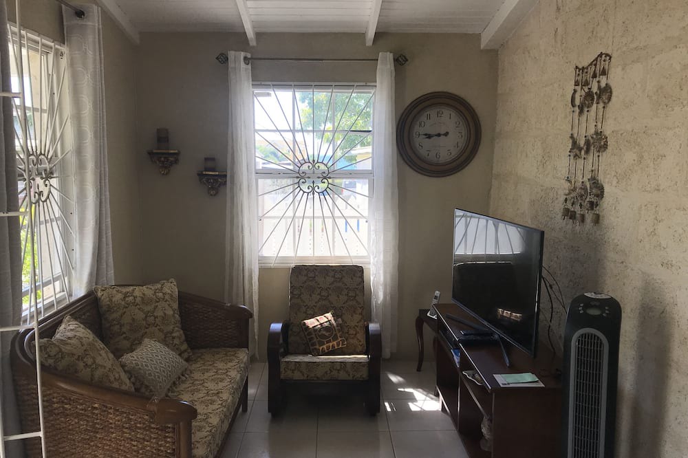 Lascelles House | Stones Throw From The Beach
