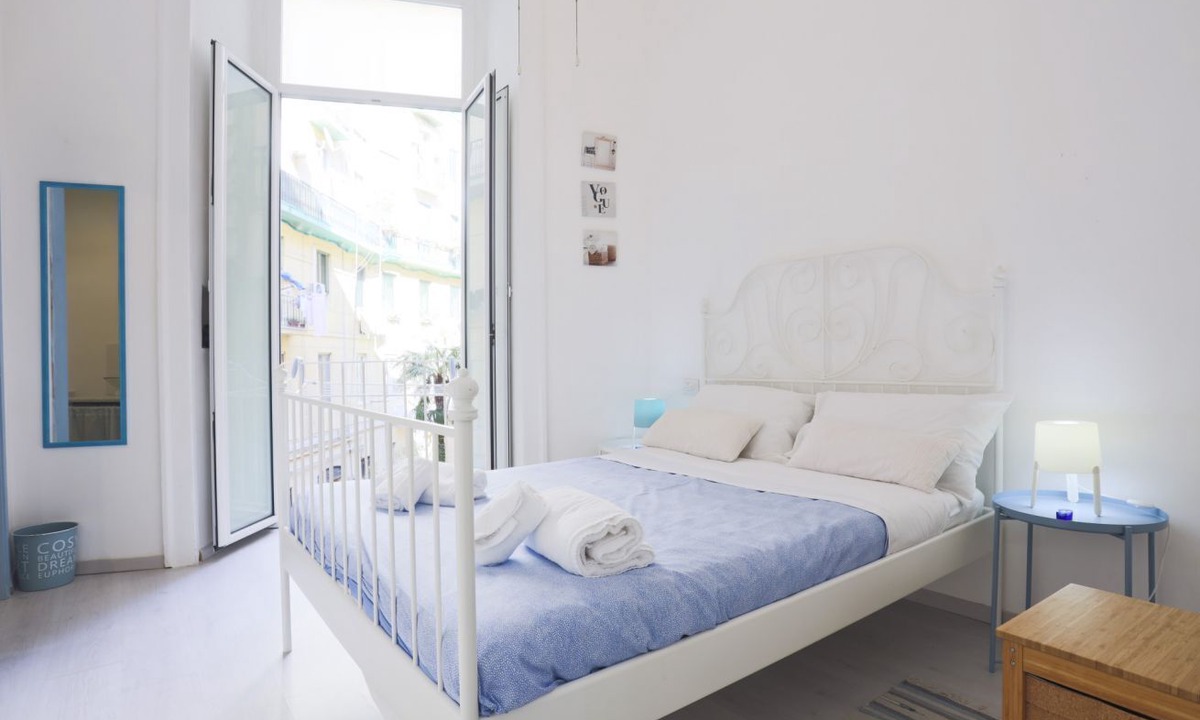 Vittorio Emanuele Apartment | GuestHost - Bright and roomy sea view apartment located in an elegant building from the 1800s, which accommodates up to 7 people with great comfort, thanks to three bedrooms and two bathrooms. The strategic position of the accommodation allows you to con