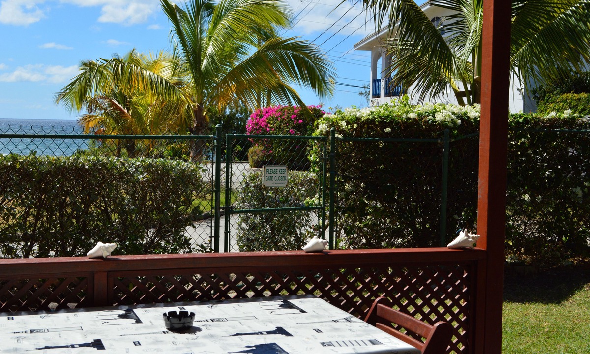 Silver Sands Apartment | Sea-view Apartment - A unique Ocean view and garden!