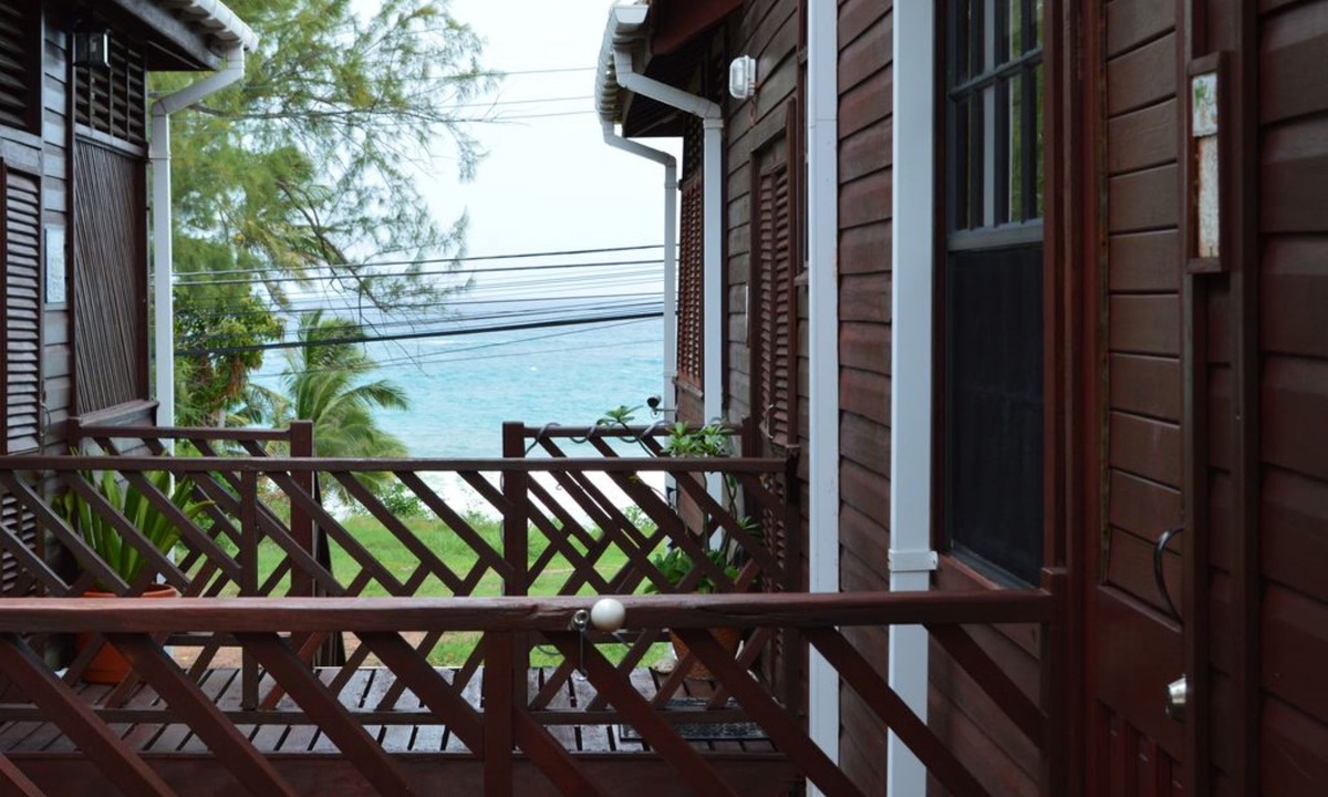 Silver Sands Apartment | Yellow Bird Apartment in Blue Ocean Cottage in Silver Sands