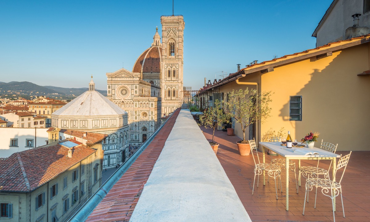 Duomo Apartment | La Culla di Dante Luxury Apartment in front of the Duomo (sleeps 6)