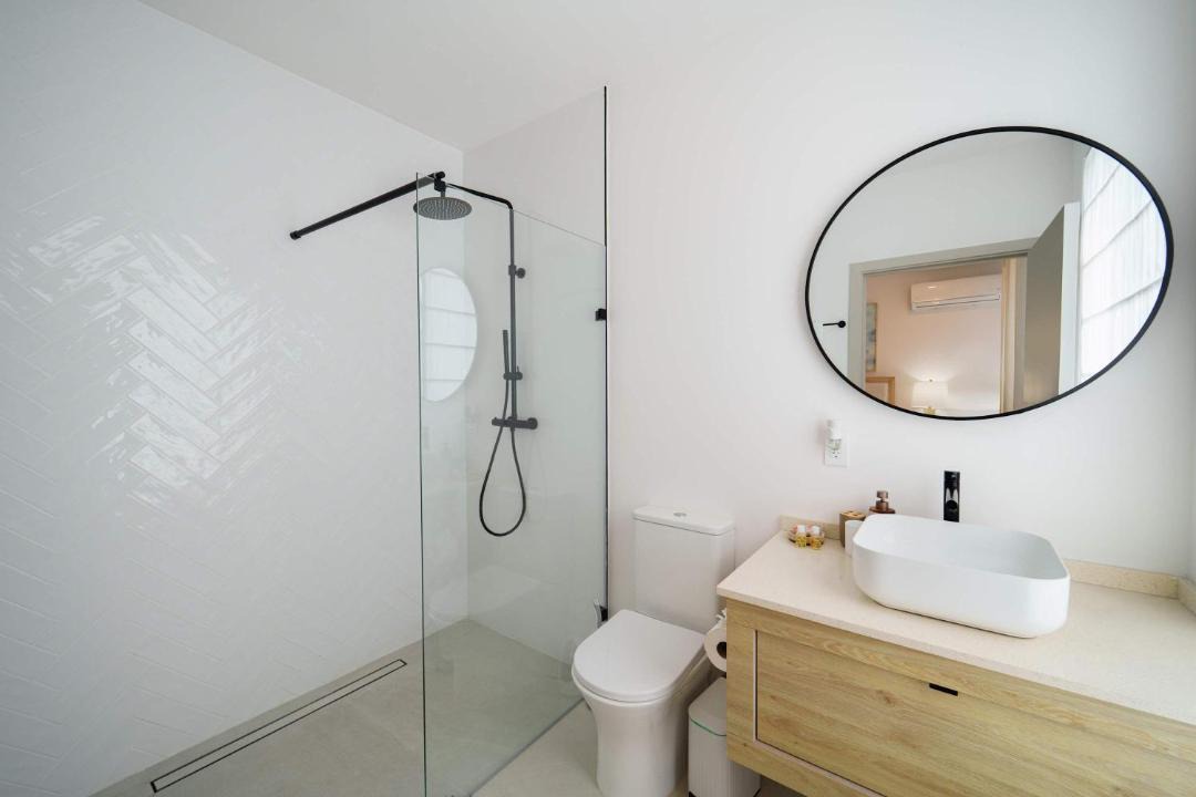 Gibbes House | New CHIC 2BR Villa Walk to Beach Pool & Terrace
