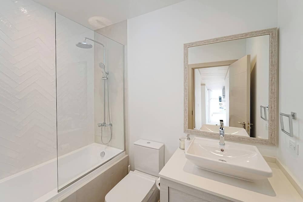 Photo of Bathroom in Porters