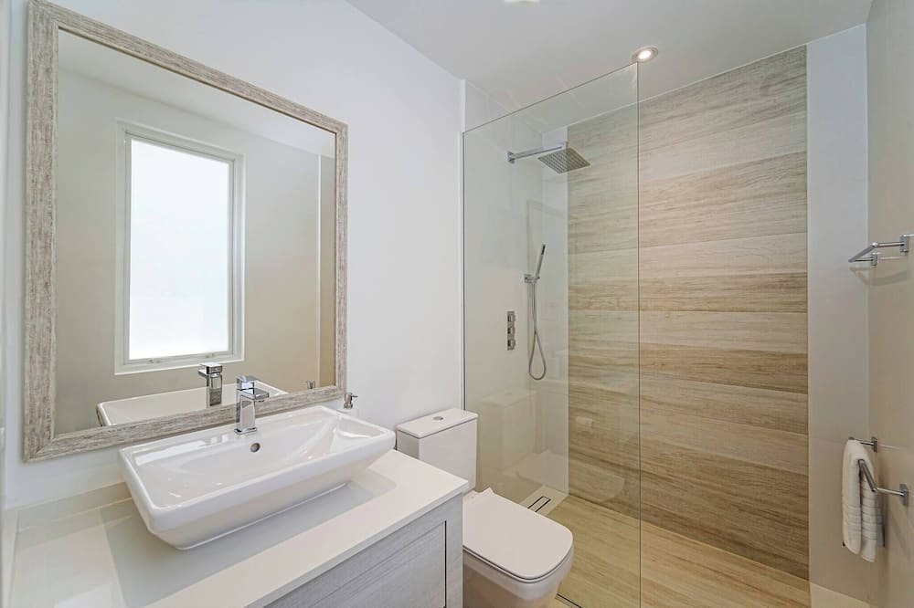 Photo of Bathroom in Porters