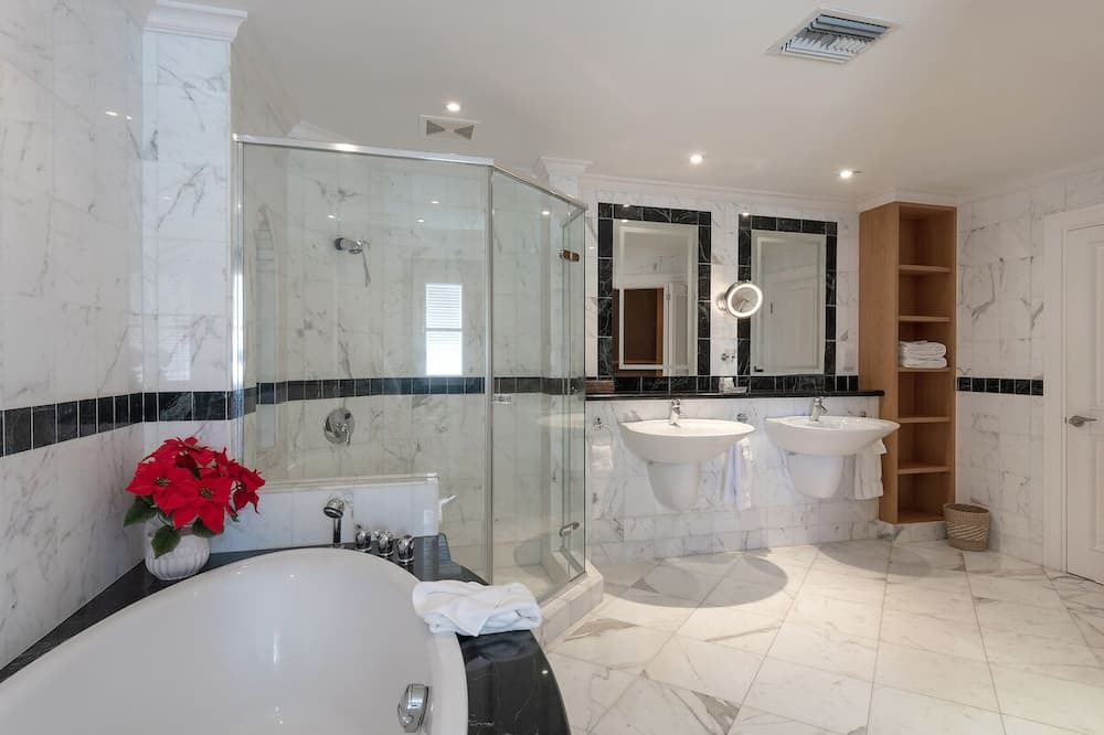 Photo of Bathroom in Schooner Bay