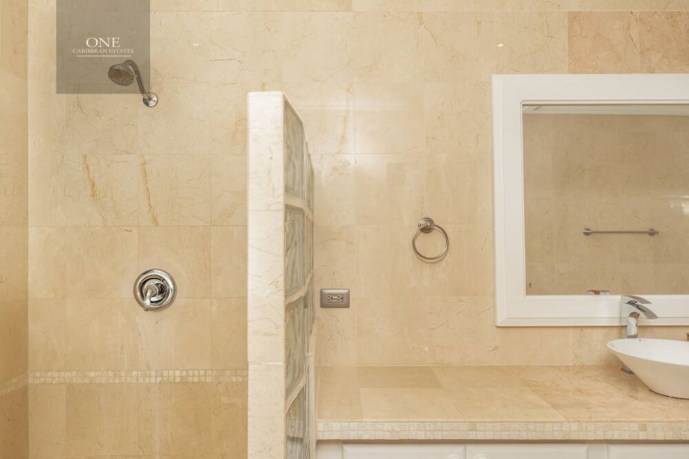 Photo of Bathroom in Molyneux