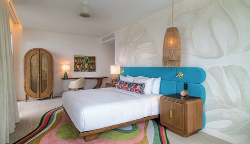 Standard Room, 1 King Bed, Accessible, Pool View