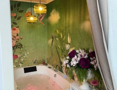 Queen Room with Spa Bath