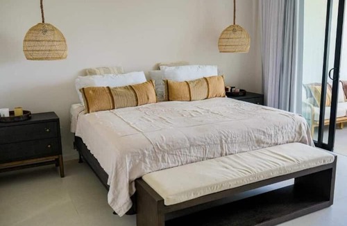 Lower Carlton Beach Villa | Walk to Beach New Elegant 3BR with Pool