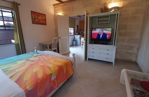 Silver Sands Hotel | Yellow Bird Apartment