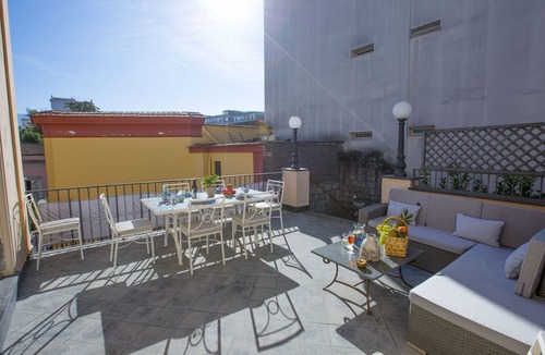 Sorrento City Centre Apartment | AMORE RENTALS - Apartment Terrazza Tasso with Private Garden, External Private Hot Tub in Piazza Tasso