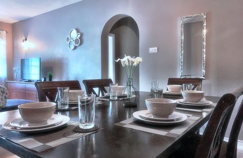 Black Rock Apartment | Large 3 Bed + FREE amenities + Close to everything