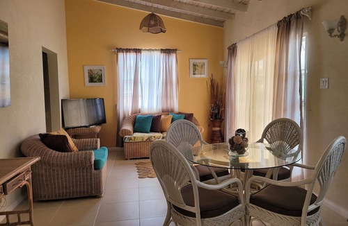 Atlantic Shores Apartment | Relaxing, Amazing beach, pool, Cheap cars, quiet area, Surfers paradise 1