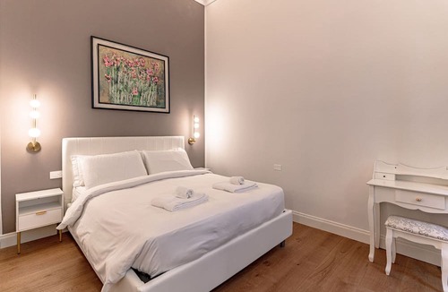 Santa Croce Apartment | Bella Benci Frescoed Apartment Central Florence near Uffizi and Ponte Vecchio