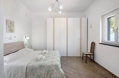 San Lazzaro Apartment | Apartment 'Bella Veduta Luna' with Sea and Mountain Views, Wi-Fi, and Air Conditioning