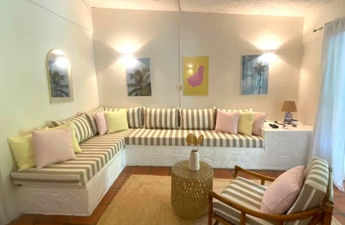 Sunset Crest Apartment | Charming Condo Sunset Palms #61 Holetown Beach pool access WiFi