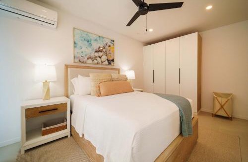 Gibbes House | New CHIC 2BR Villa Walk to Beach Pool & Terrace