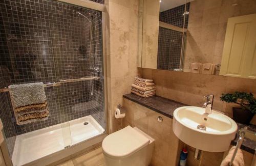 Old Trees Bay Apartment | Stunning Beachfront Condo on Paynes Bay