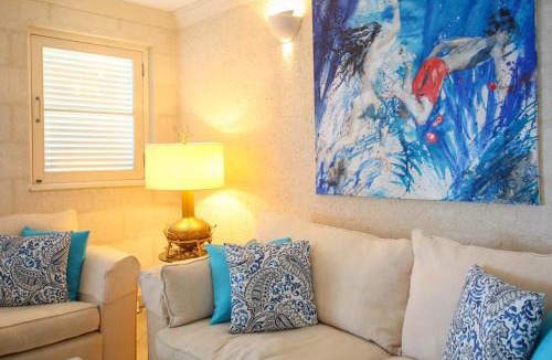 Old Trees Bay Apartment | Stunning 2-bed Beachfront Condo on Paynes Bay