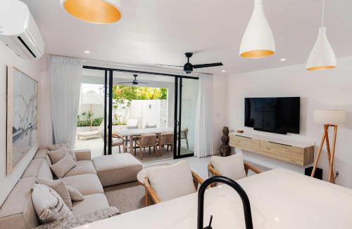 Lower Carlton House | New CHIC 3BR Villa Walk to Beach Pool & Terrace
