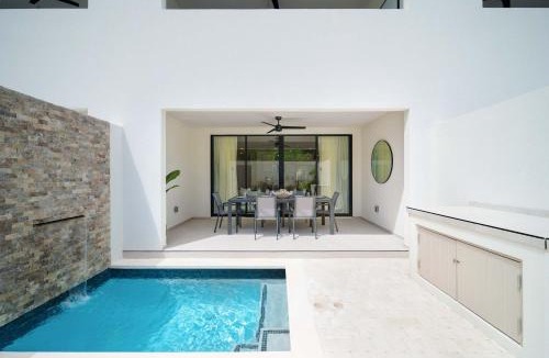 Gibbes House | Walk to Beach New Elegant 3BR Villa with Pool