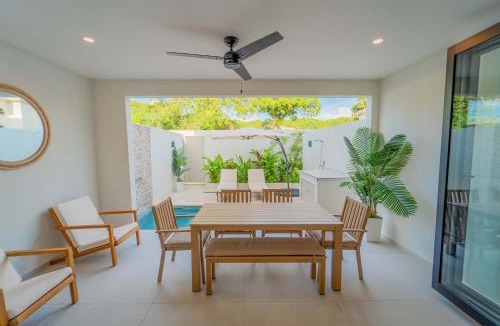 Gibbes House | Elegant NEW 3BR Villa with Pool Walk to Beach