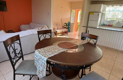 Oistins Apartment | Charming Montrose 2-Bd Apartment