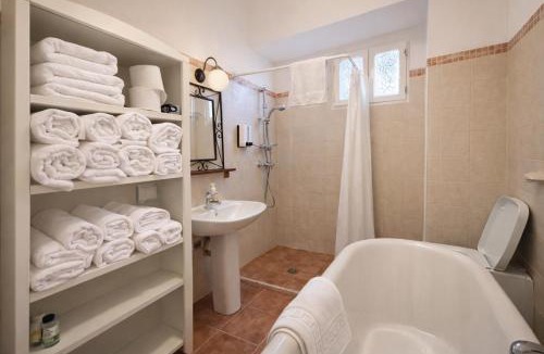 Civitella Messer Raimondo House | Holiday Home, Dimora del tempo-a 6 minuti dalle sorgenti di Fara San Martino, 5 rooms - 9 ospiti, parcheggio- terrazzo- giardino