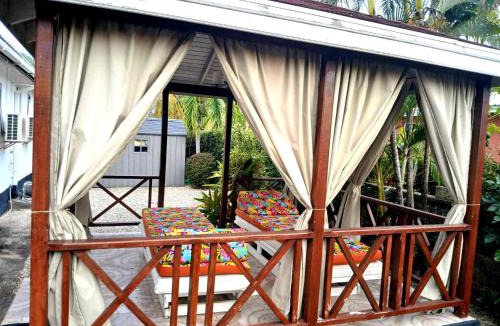 Ruby House | Beachy Cottage I Kitchen I Wi-Fi I Shaded Cabana I Parking