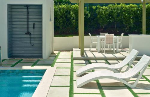 Little Battaleys Apartment | Walk to Mullins Beach Ground Floor Pool Fast WiFi