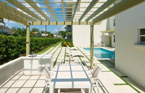 Little Battaleys Apartment | Walk to Mullins Beach Ground Floor Pool Fast WiFi