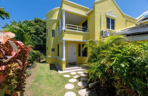 Lascelles Villa | Vida Mejor - Poolside