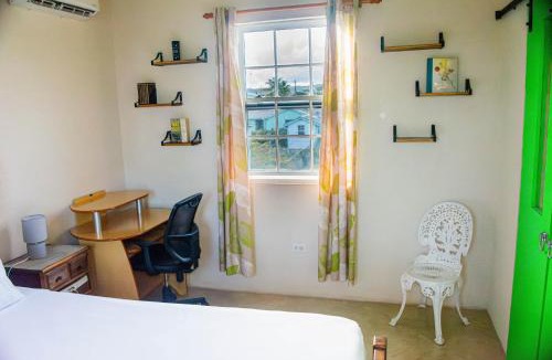 Ruby Apartment | Cozy Modern Upstairs 2 Bed A/C Apt Near 2 Everything