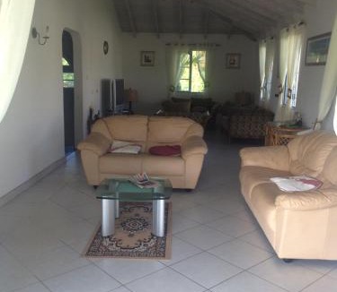 Mount Standfast Villa | Spacious White House Villa 1 minute to sandy beaches