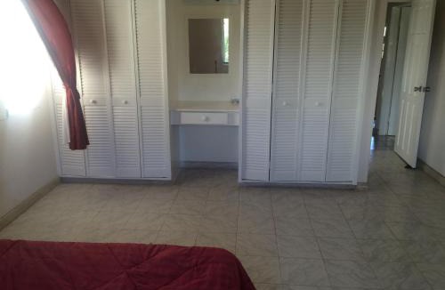 Mount Standfast Villa | Spacious White House Villa 1 minute to sandy beaches