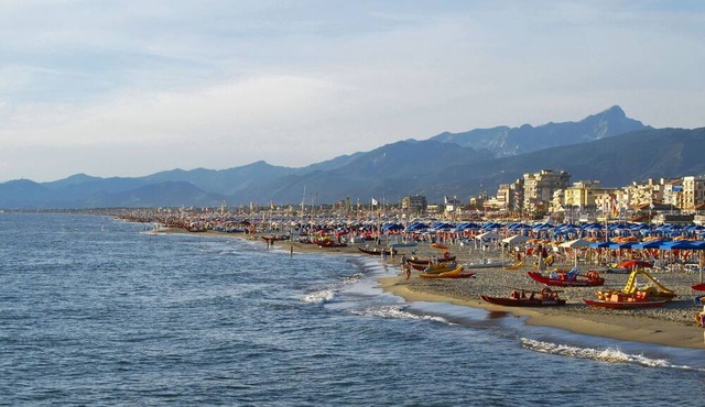 Lovely apartment for 5 people with A/C, TV and balcony in Viareggio