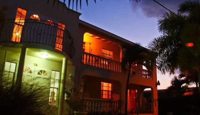 Relaxing, Amazing beach, pool, Cheap cars, quiet area, surfers paradise 3