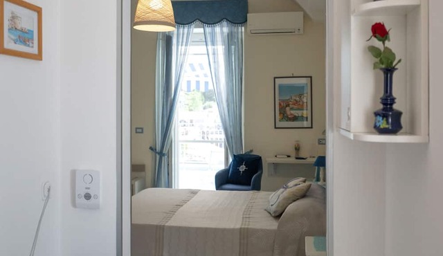 Libeccio - flat with terrace & sea view, perfect for up to 3 guests
