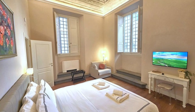 Bella Benci Frescoed Apartment Central Florence near Uffizi and Ponte Vecchio